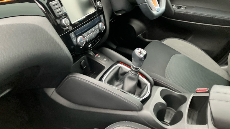 Nissan Qashqai 1.3 DiG-T N-Connecta 5dr [Glass Roof Pack] Petrol Hatchback